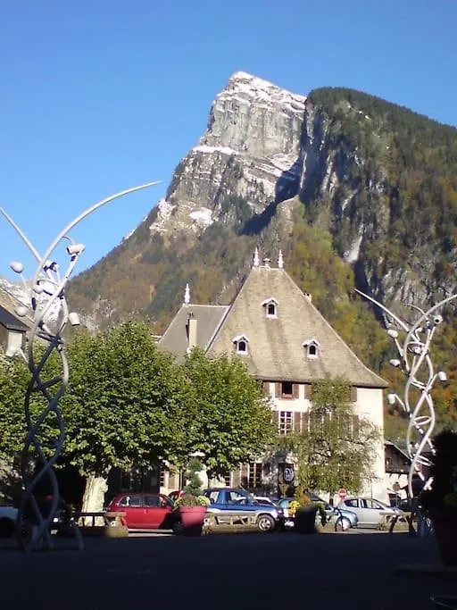 Apartment A7 - 2 Bedroom, Well-Equipped Central Samoens